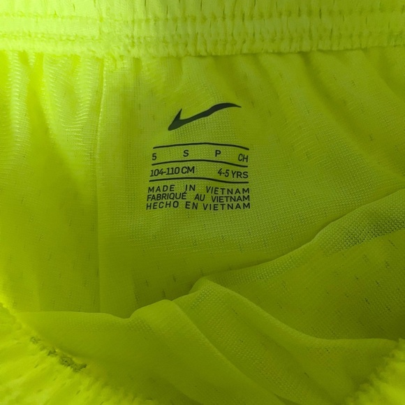 NIKE kids Bundle green muscle T and neon yellow shorts - Picture 8 of 8